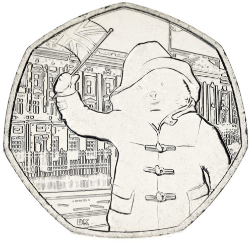 фото Великобритания 50 пенсов 2018 UNC Медвежонок Паддингтон перед Букингемским дворцом