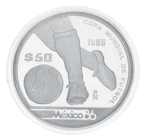 фото Мексика 50 песо 1985 Серебро UNC Чемпионат мира по футболу в Мексике в 1986 году - Ведение мяча