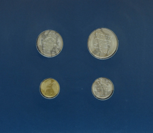 фото Португалия Набор монет 1981-1984 UNC 1, 2,5, 5, 25 эскудо и 1 марка в сувенирной упаковке